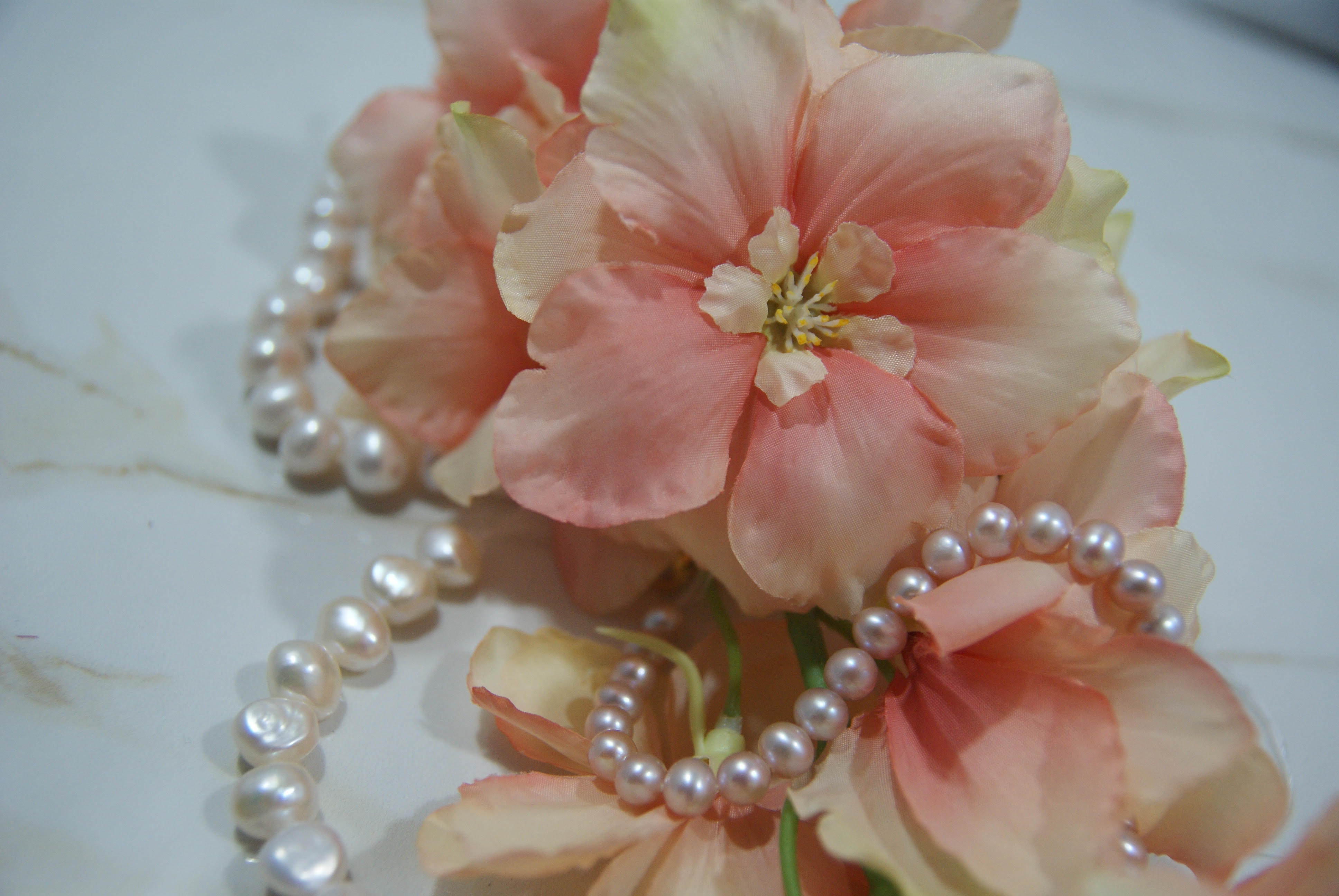 Een roze achtergrond met sieraden.